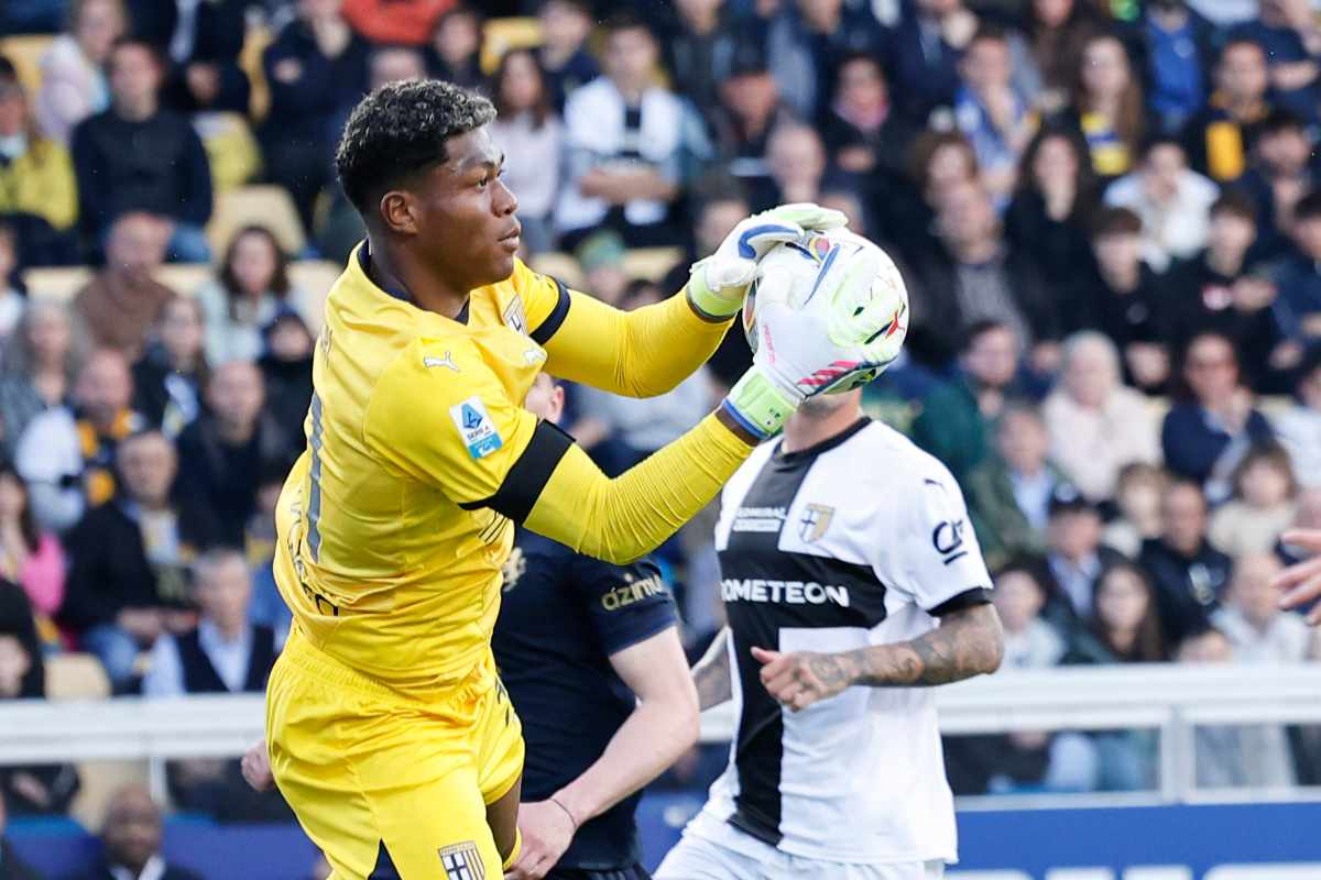 Zion Suzuki portiere del Parma blocca il pallone durante una partita di Serie A