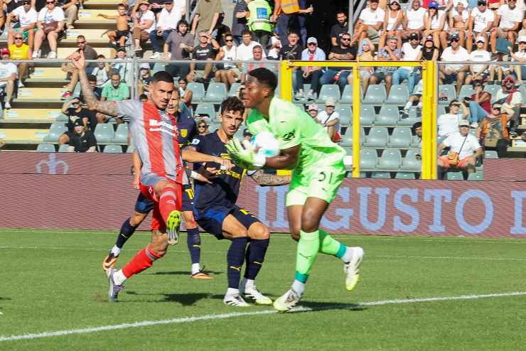 Zion Suzuki portiere del Parma  blocca il pallone durante una partita di Serie A