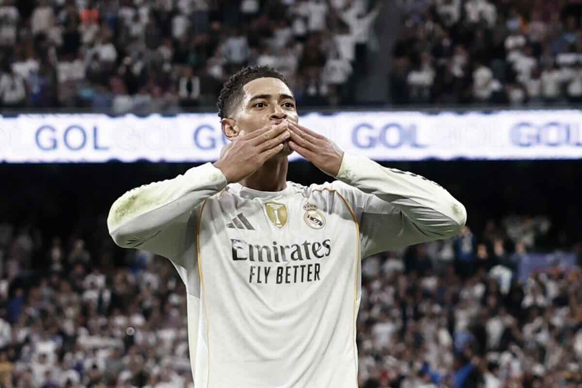 Bellingham bacia le mani dopo un gol