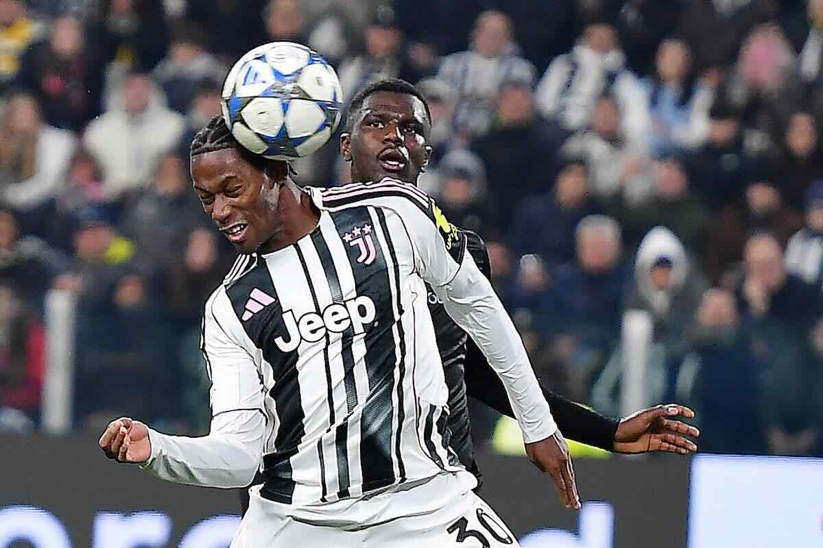 David colpisce di testa il pallone