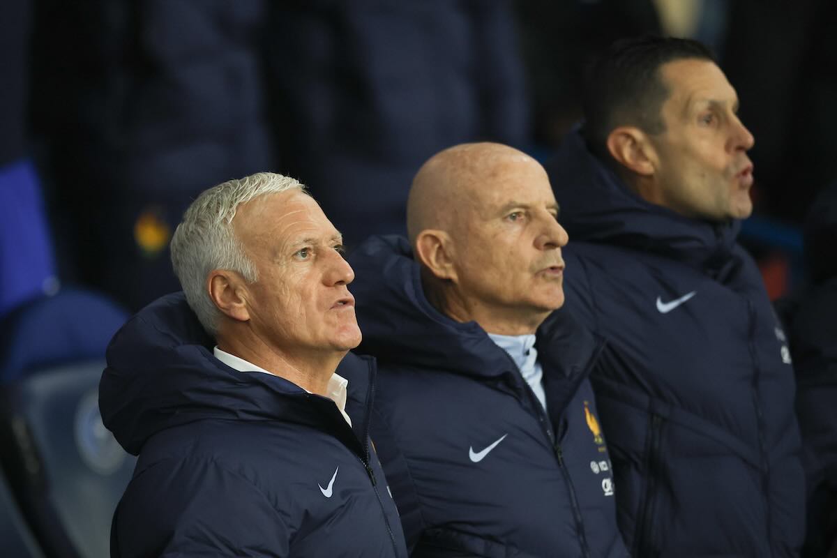 Deschamps durante l'inno della Francia