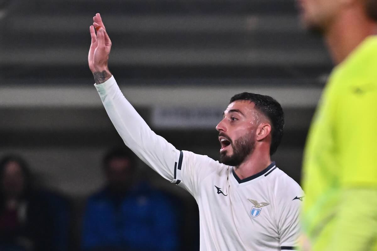 Mario Gila con il braccio destro alzato