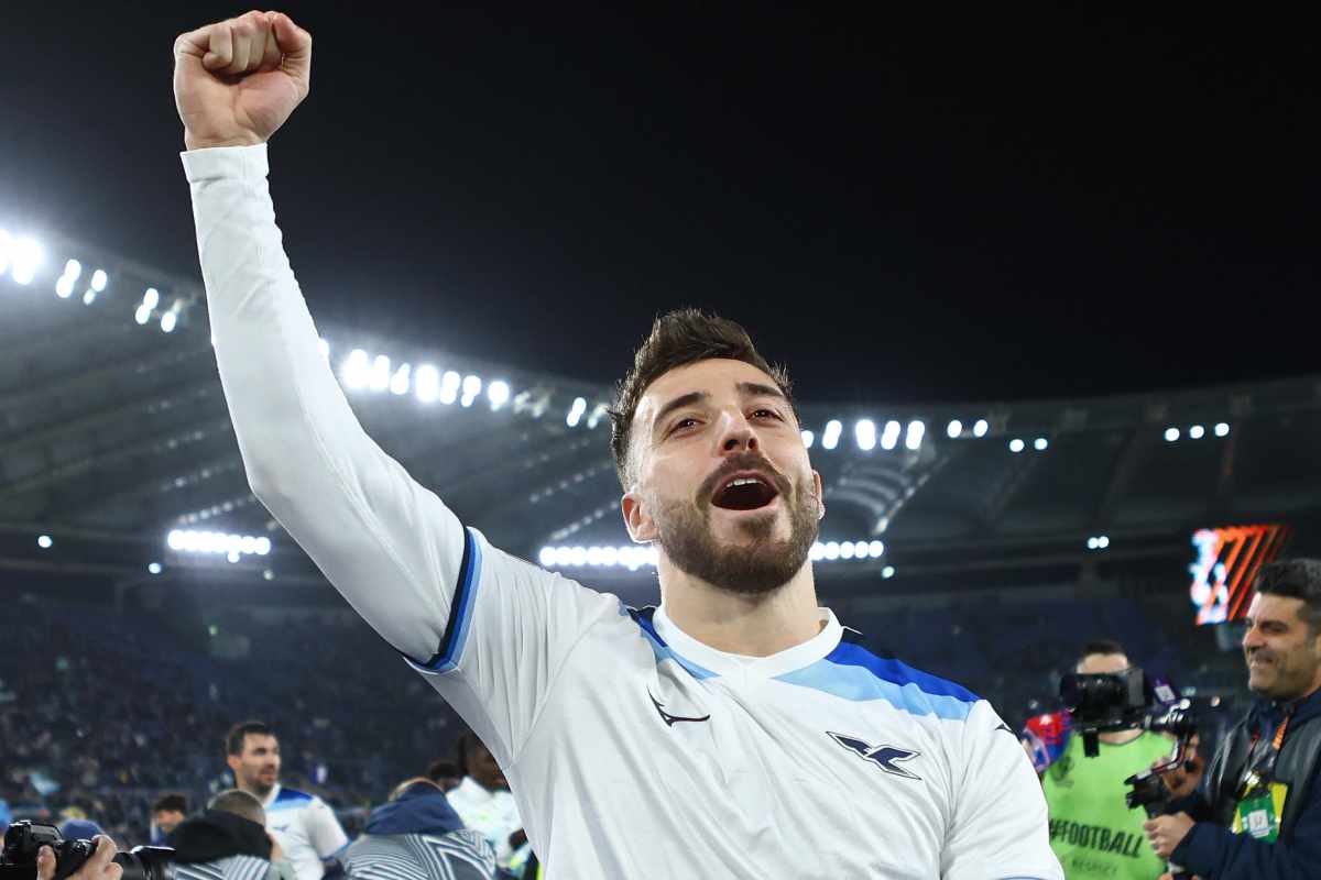 Mario Gila con il braccio destro alzato