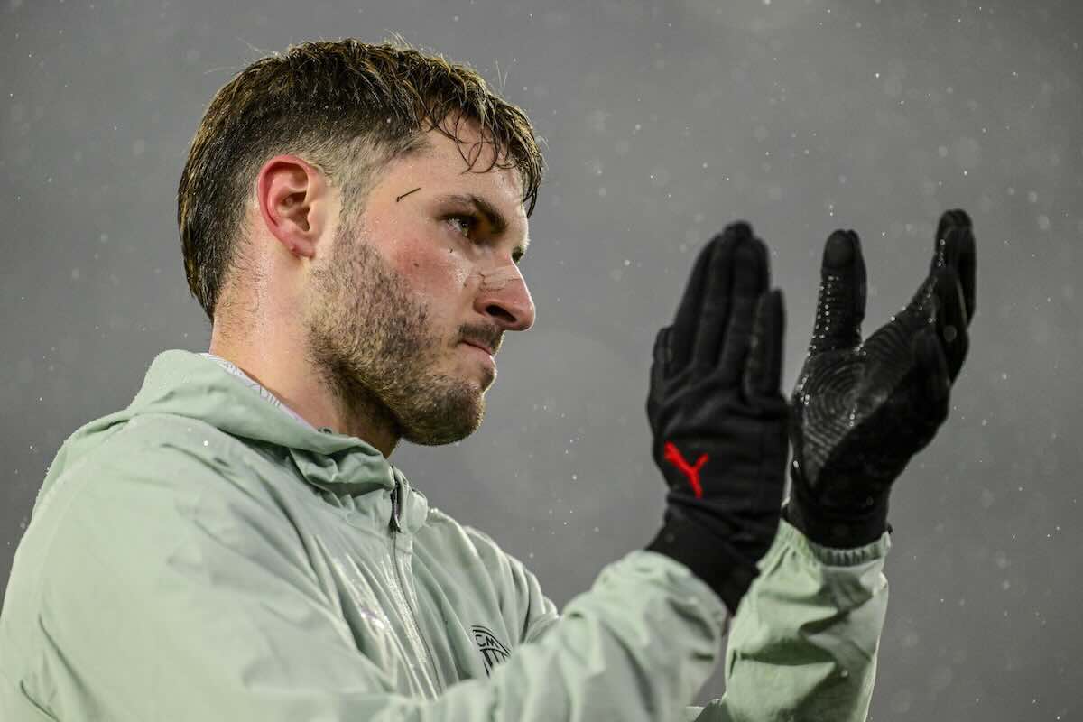 Santiago Gimenez applaude