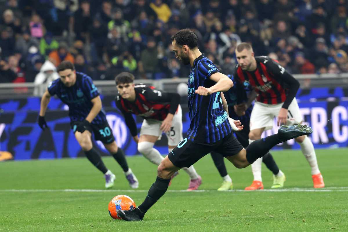 Hakan Calhanoglu calcia il rigore nel derby Inter-Milan di Serie A
