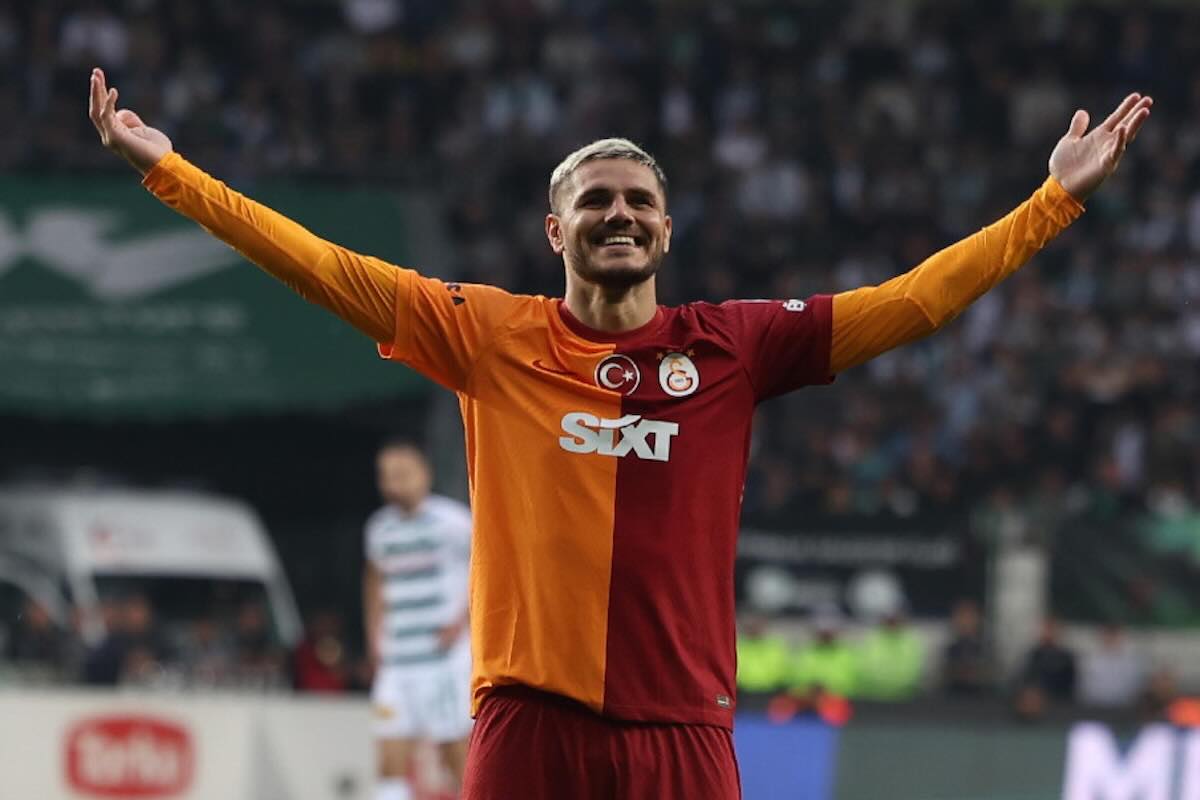 Icardi con le braccia aperte