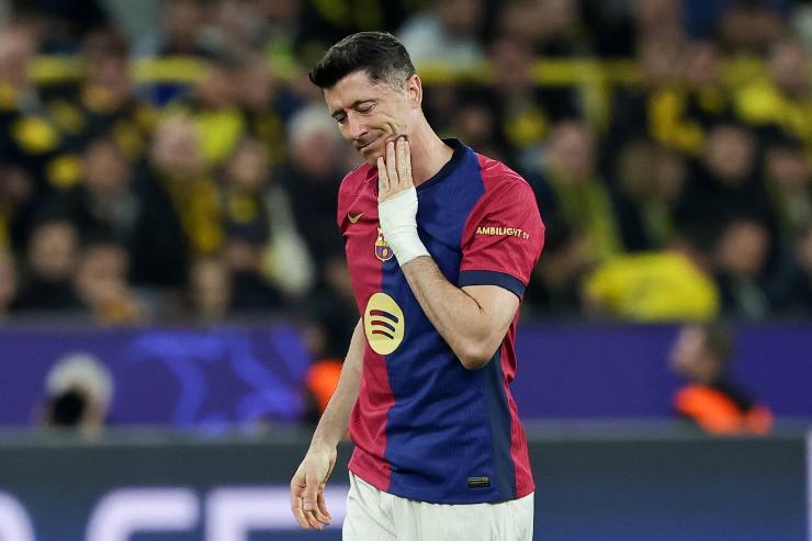 Lewandowski si tocca il volto