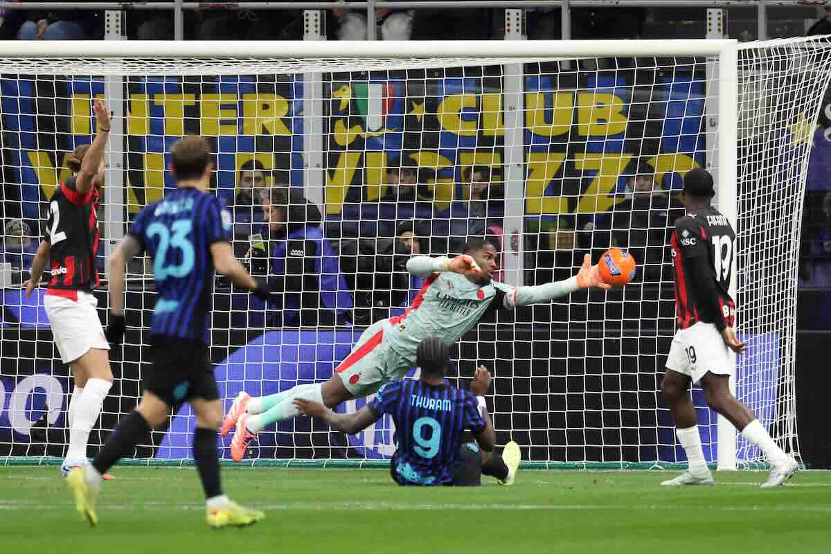 La parata di Maignan nel derby