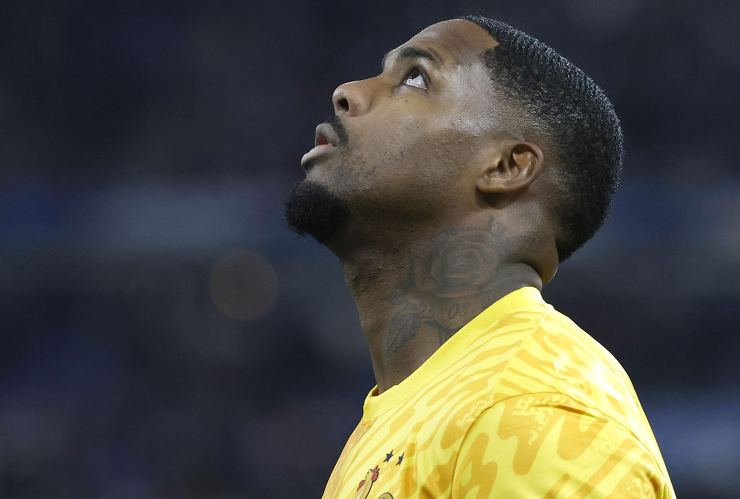 Maignan con la testa alzata