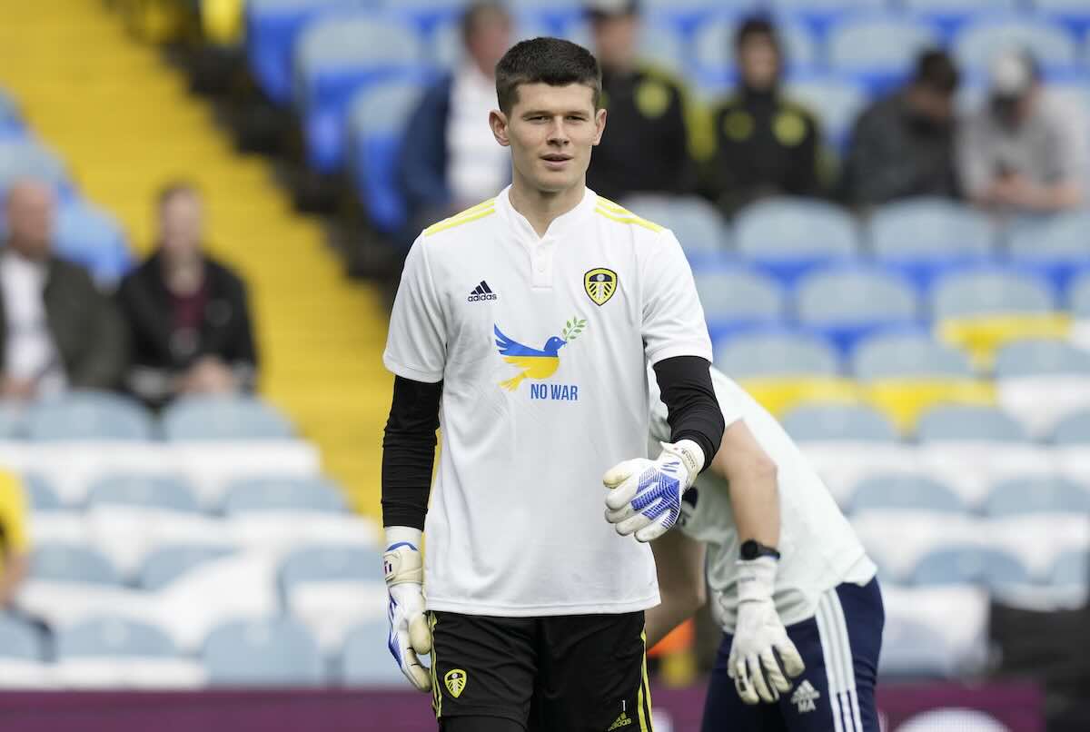 Meslier durante il riscaldamento con il Leeds