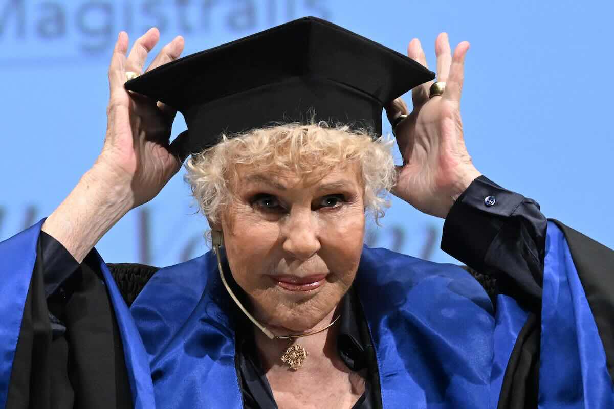 Ornella Vanoni con il capello di laurea
