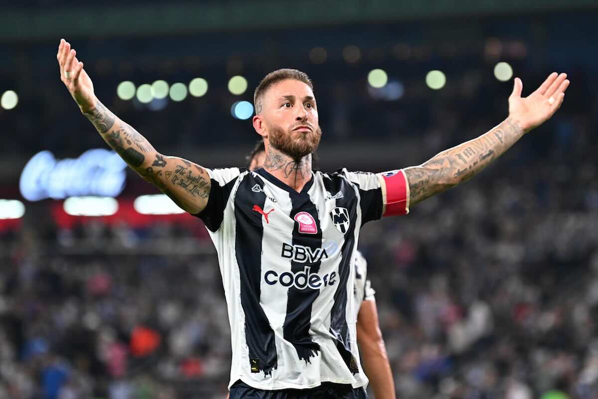 Sergio Ramos con le braccia aperte