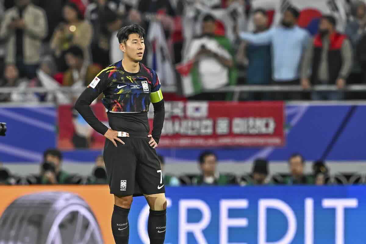 Son con le mani sui fianchi