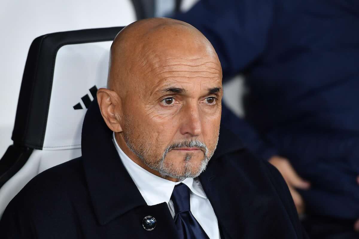 Spalletti seduto in panchina