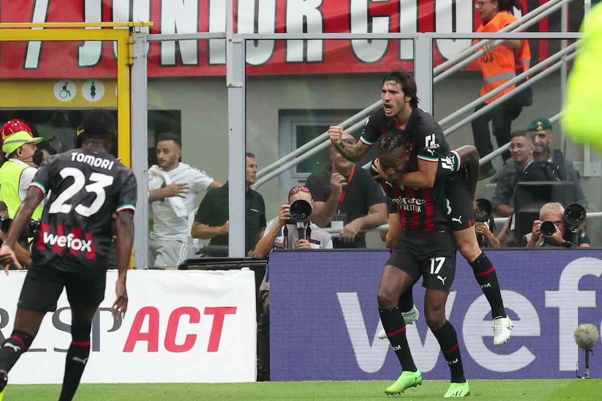 Tonali abbraccia Leao dopo un gol