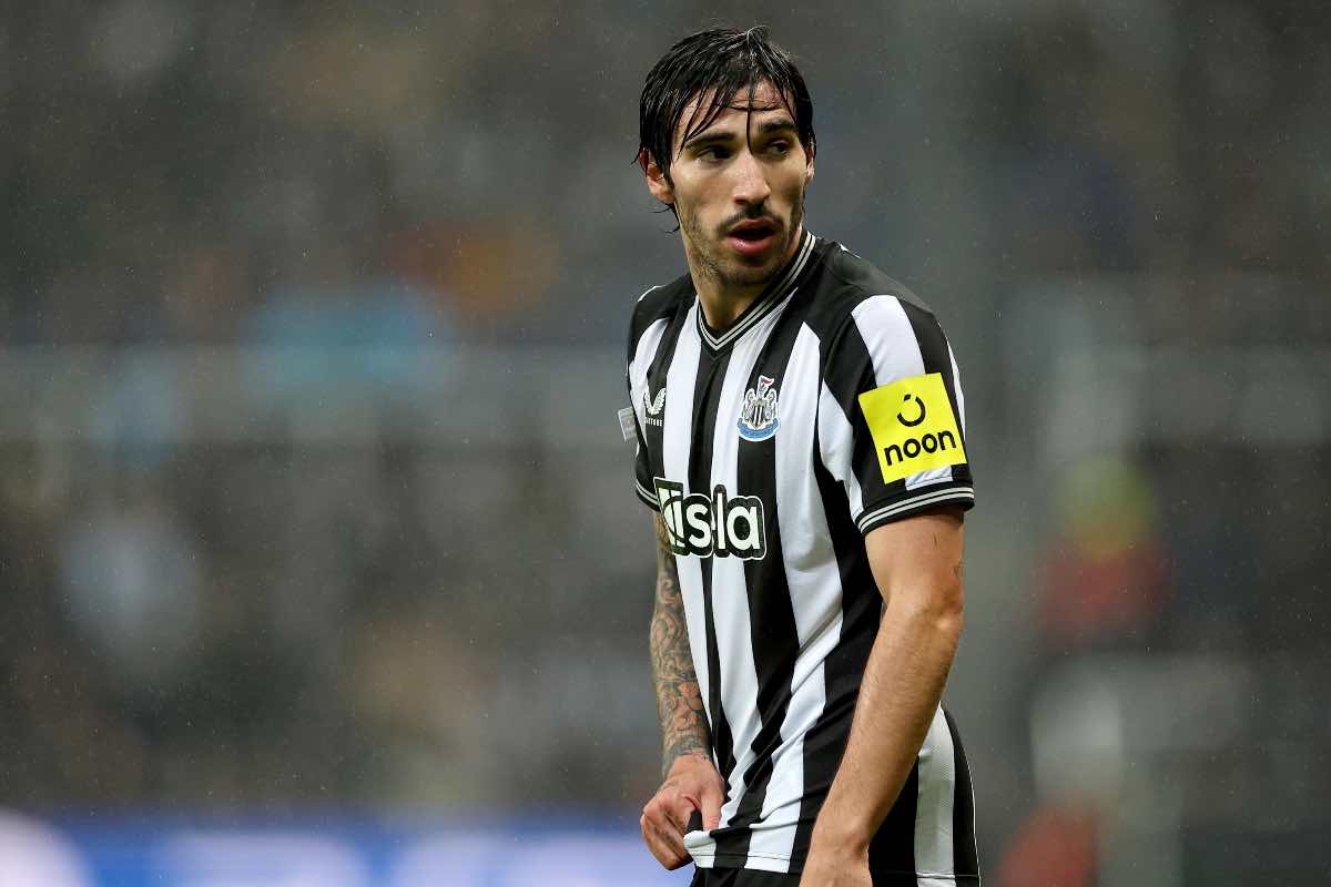 Tonali con la maglia del Newcastle durante una partita