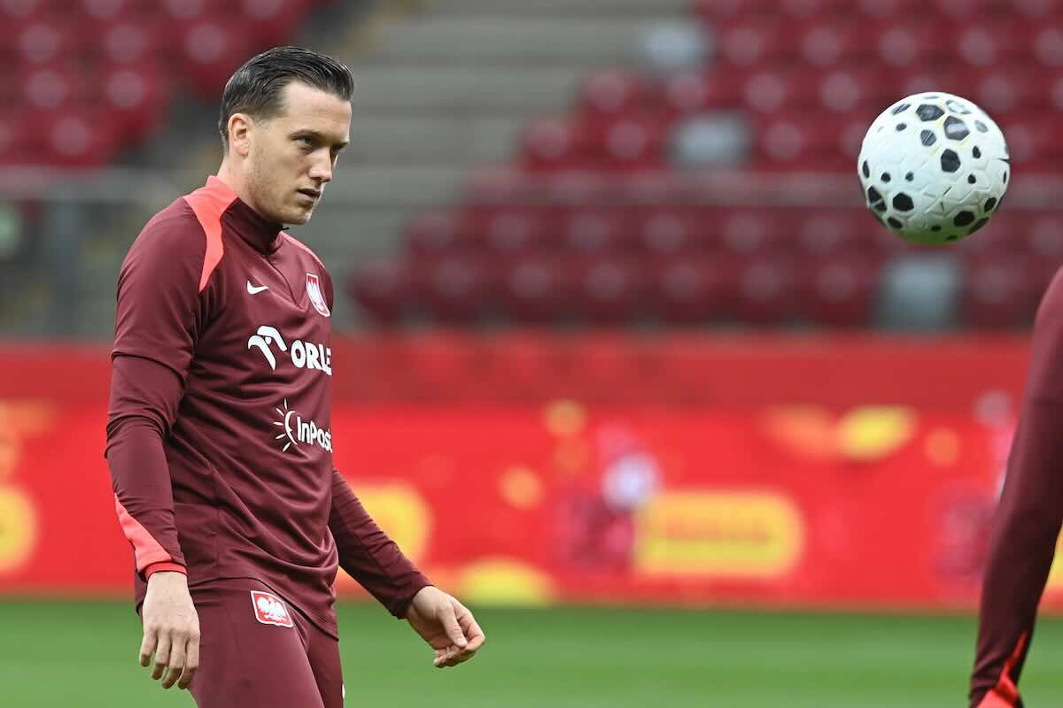 Zielinski durante il riscaldamento con la Polonia