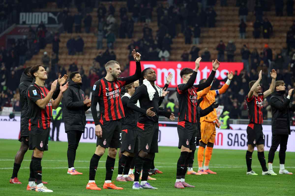 I giocatori del Milan sotto la Curva Sud a San Siro dopo aver vinto contro la Lazio una partita di Serie A