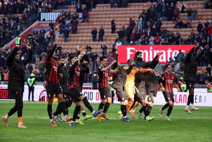 Giocatori del Milan esultano sotto la Curva Sud di San Siro dopo la vittoria 3-0 contro l'Hellas Verona