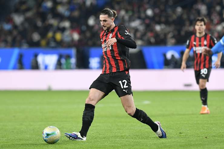 Adrien Rabiot centrocampista del Milan in azione con la palla durante una partita 