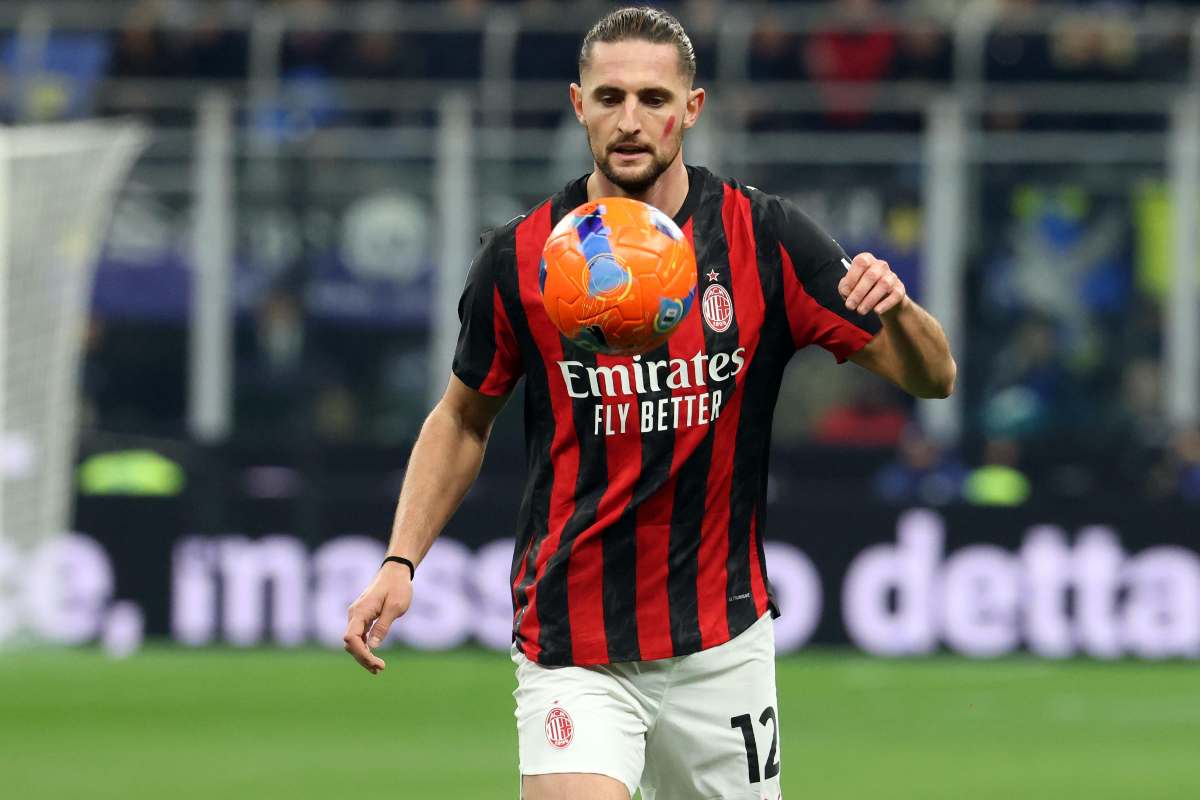 Adrien Rabiot centrocampista del Milan in azione con la palla durante una partita di Serie A