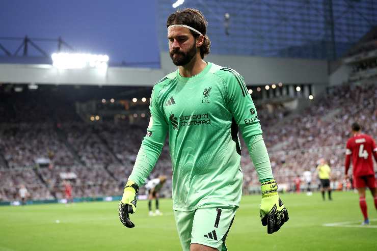 Alisson Becker portiere del Liverpool durante una partita