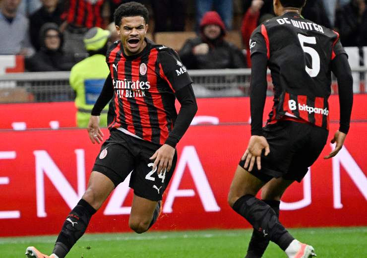 Zachary Athekame esulta dopo il gol in Milan-Pisa di Serie A