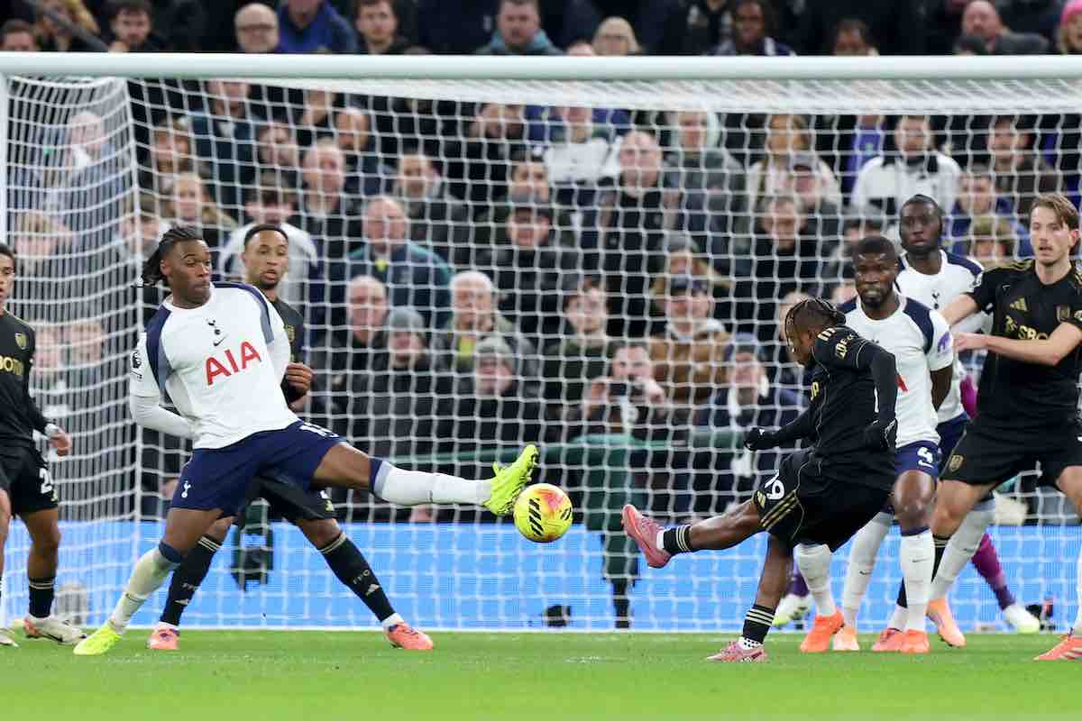 Chukwueze con la maglia del Fulham