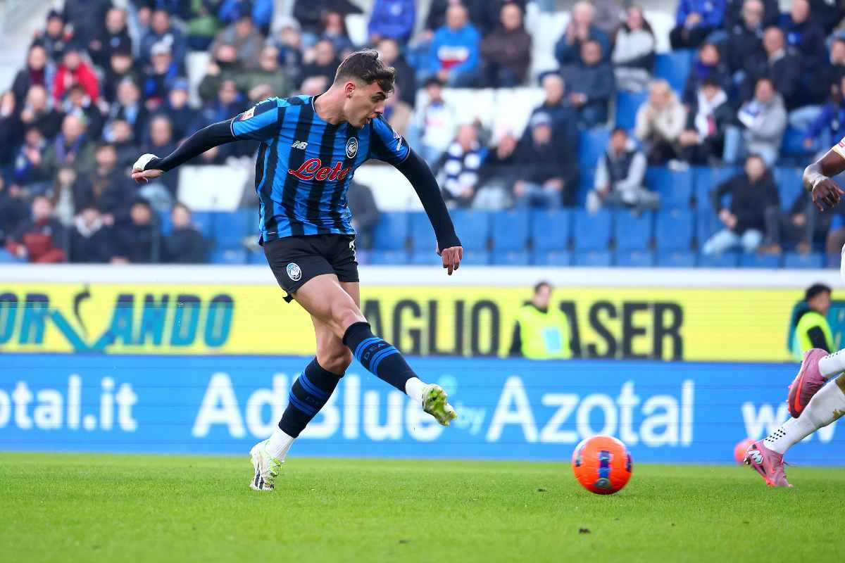 Daniel Maldini calciatore dell'Atalanta che calcia il pallone arancione della Serie A 2025/2026