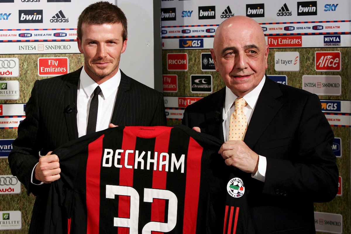 David Beckham e Adriano Galliani posano per una foto con la maglia rossonera numero 32