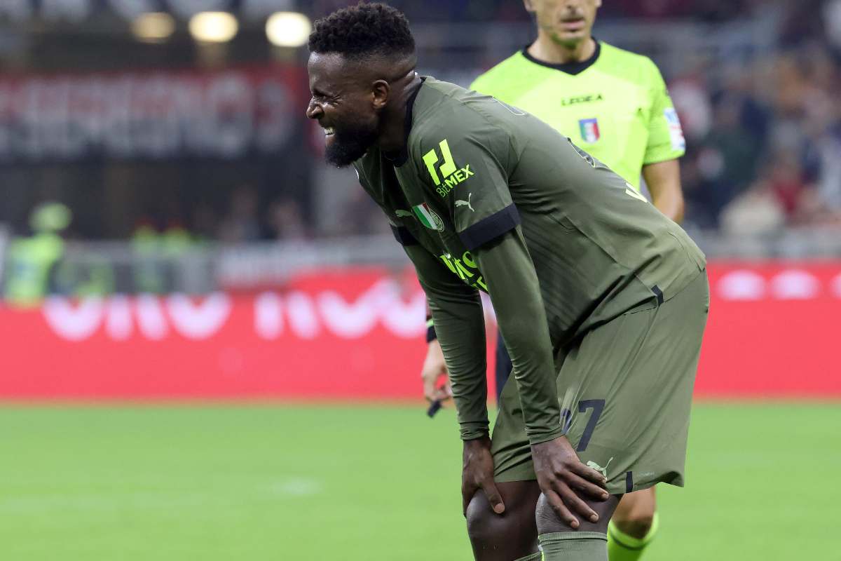 Divock Origi attaccante del Milan piegato sulle ginocchia durante una partita di Serie A