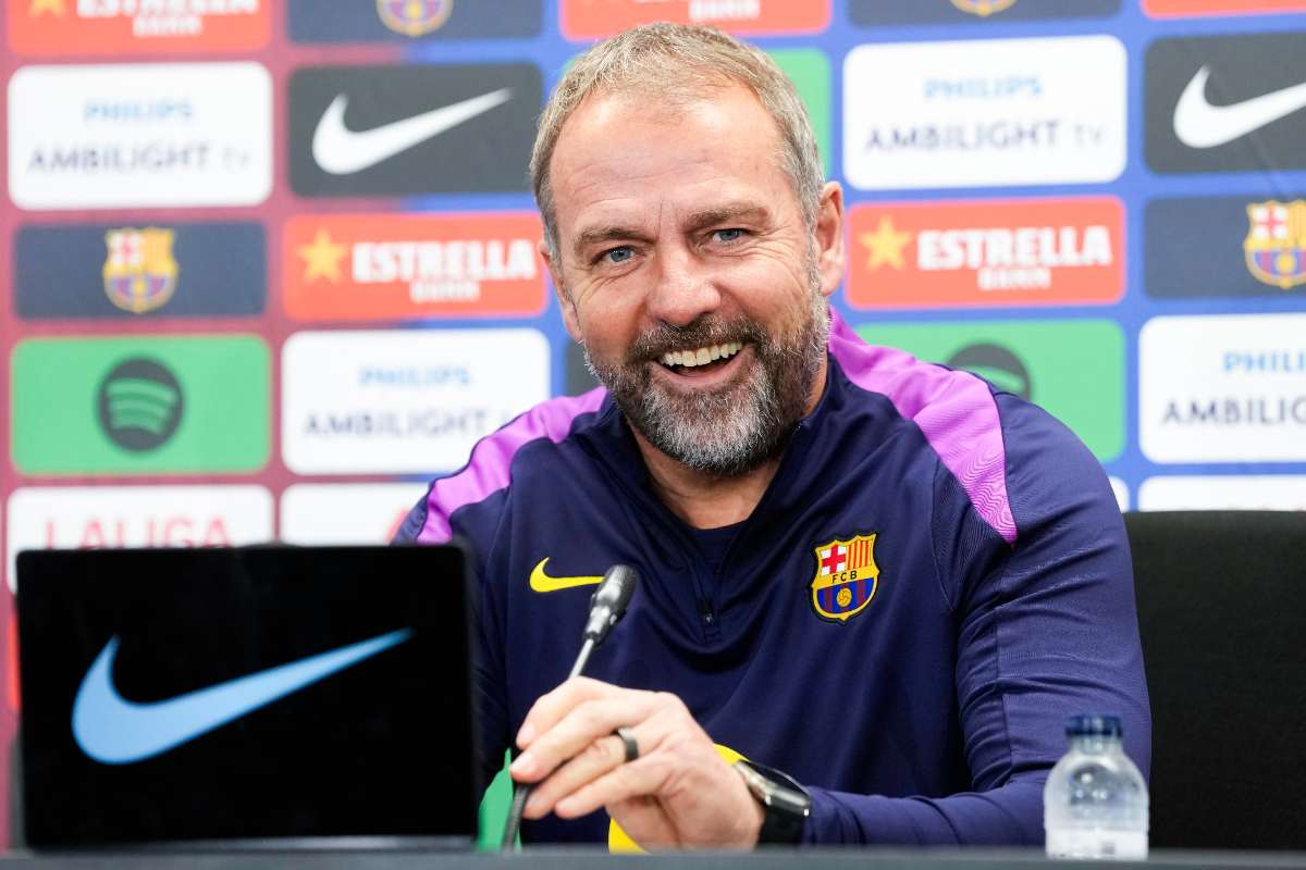 Hansi Flick allenatore del Barcellona sorridente durante una conferenza stampa