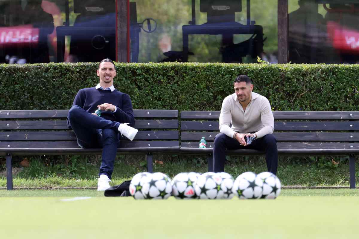 Zlatan Ibrahimovic e Geoffrey Moncada seduti su una panchina a Milanello