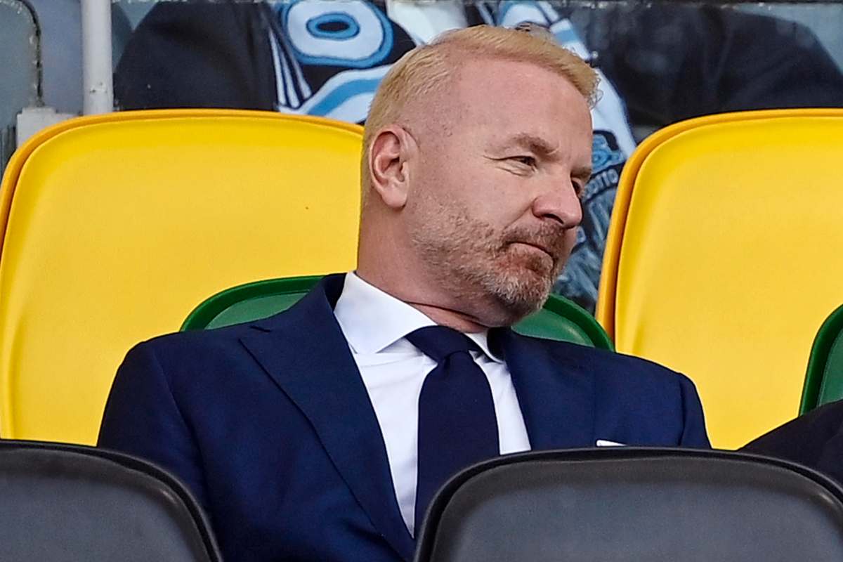 Igli Tare direttore sportivo del Milan seduto in tribuna durante una partita