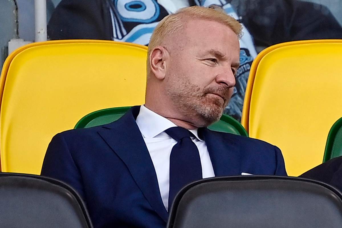 Igli Tare direttore sportivo del Milan seduto in tribuna durante una partita