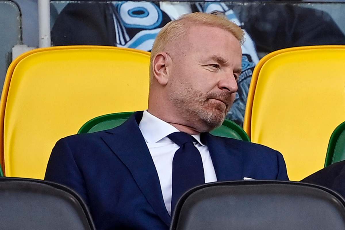 Igli Tare direttore sportivo del Milan seduto in tribuna durante una partita