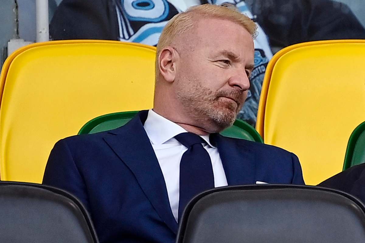 Igli Tare direttore sportivo del Milan seduto in tribuna durante una partita