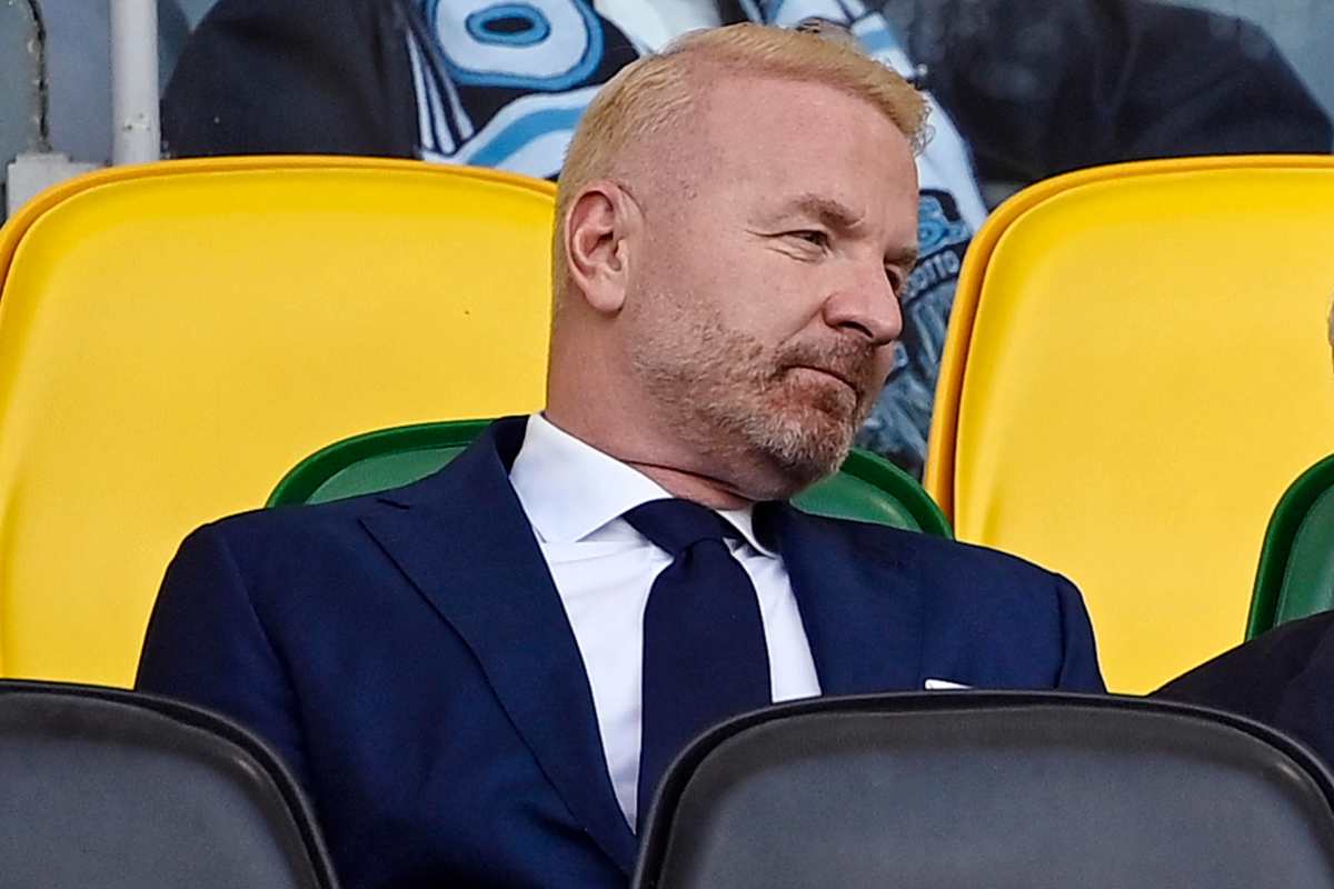 Igli Tare direttore sportivo del Milan seduto in tribuna durante una partita