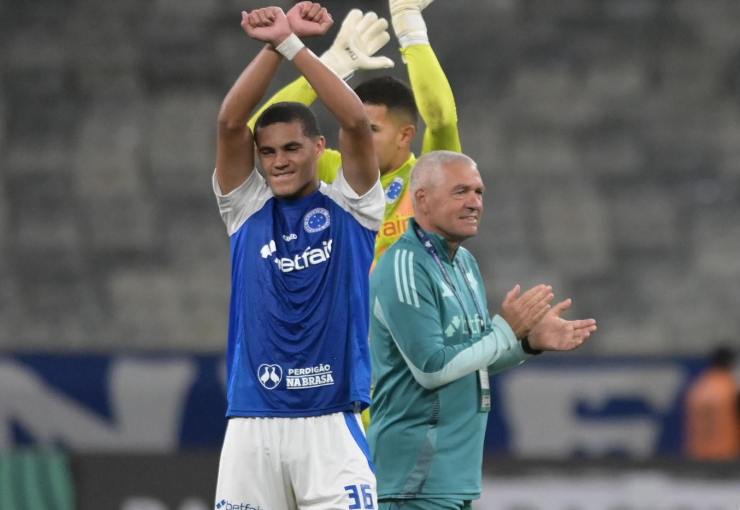 Kauã Prates terzino del Cruzeiro con le braccia alzate e incrociate