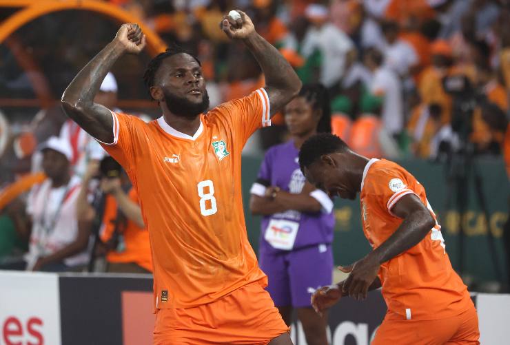 Franck Kessie centrocampista dell'Al Ahli esulta con la maglia della nazionale ivoriana