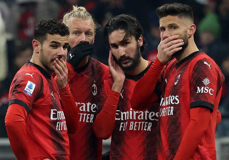 Simon Kjaer assieme a Theo Hernandez, Yacine Adli e Olivier Giroud con la maglia rossonera del Milan