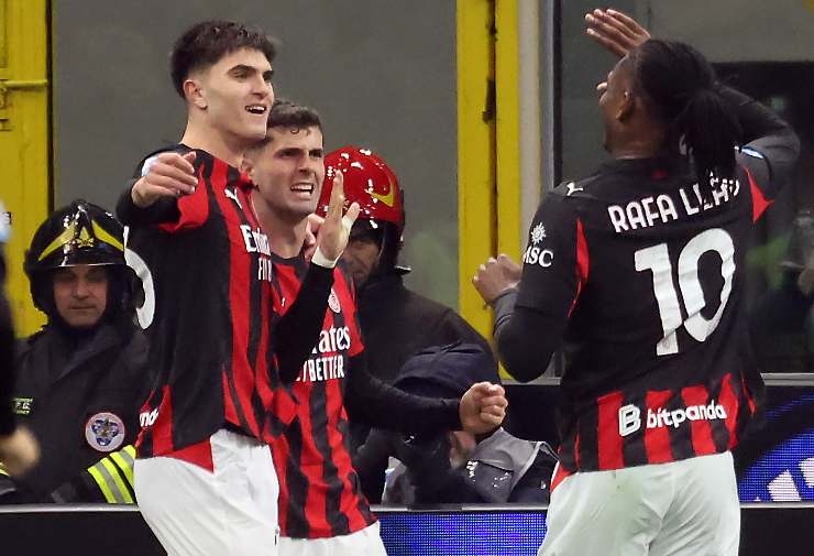 Leao, Pulisic e Bartesaghi esultano dopo un gol segnato dal Milan