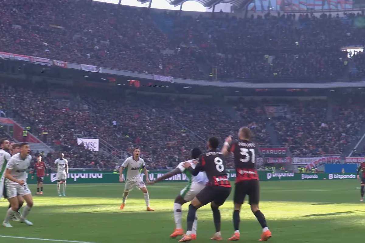 Loftus-Cheek nell'azione di Milan-Sassuolo in cui è stato annullato il gol a Pulisic