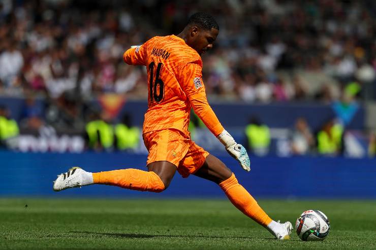 Mike Maignan portiere del Milan mentre calcia il pallone