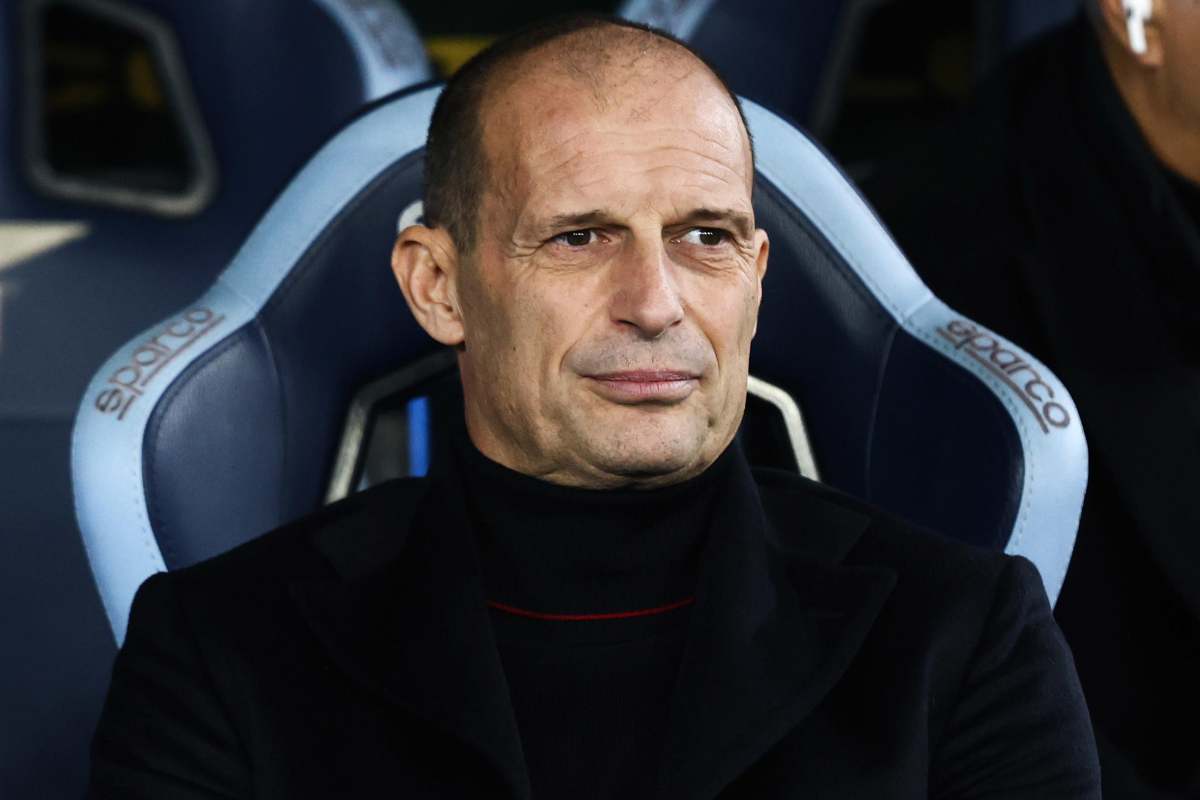 Massimiliano Allegri allenatore del Milan seduto in panchina durante una partita