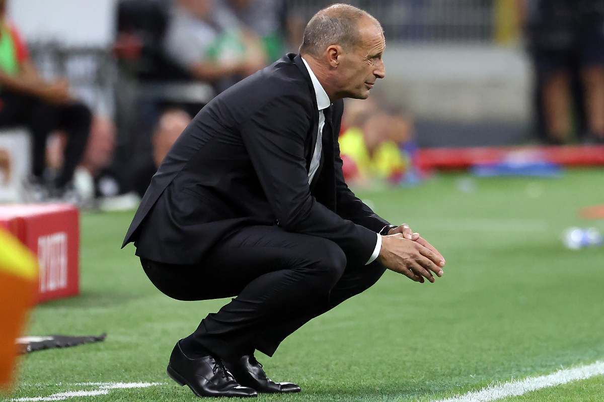 Massimiliano Allegri allenatore del Milan piegato sulle ginocchia a San Siro