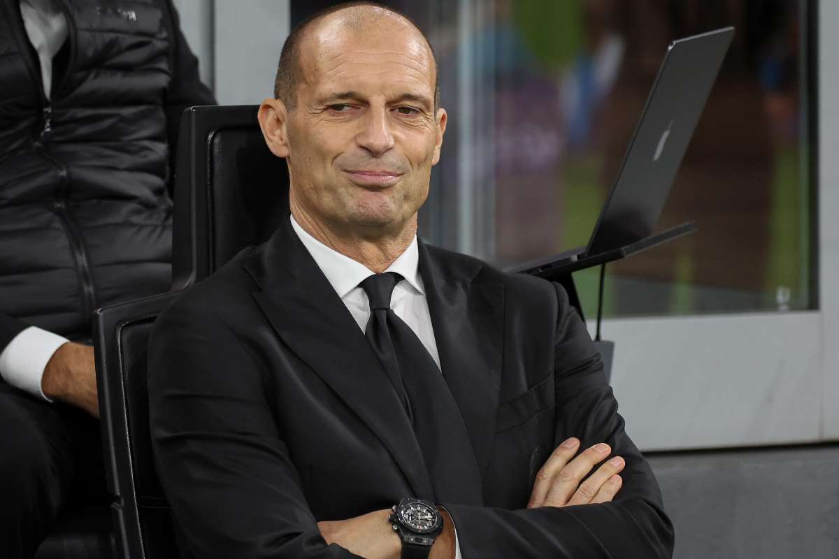 Max Allegri allenatore del Milan sorridente mentre è seduto in panchina a San Siro