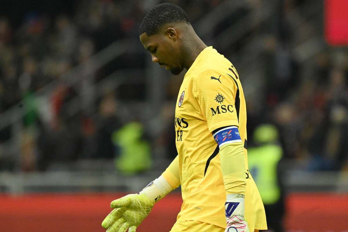 Mike Maignan portiere del Milan con la divisa gialla durante una partita di Serie A