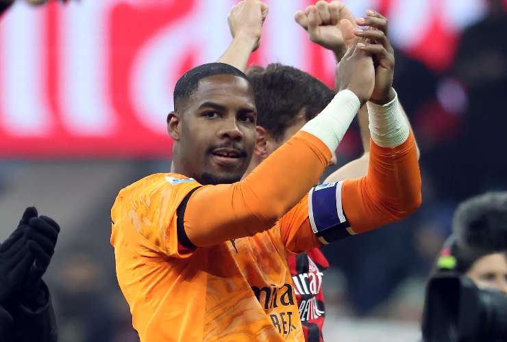Mike Maignan portiere del Milan batte le mani a fine partita