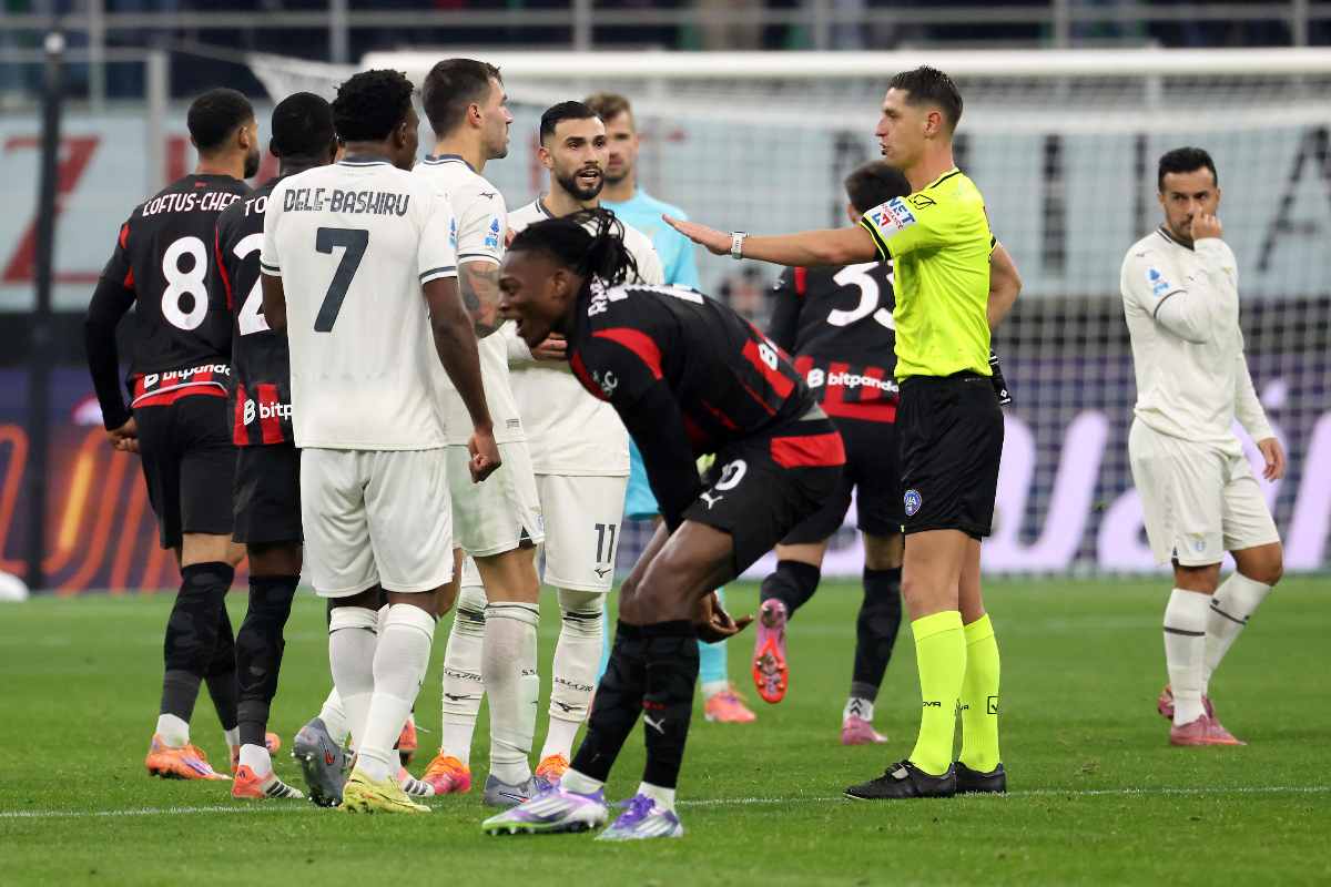 Arbitro Collu durante controllo VAR per il rigore in Milan Lazio di Serie A